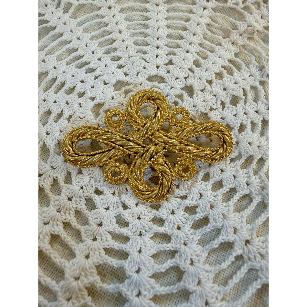 Vintage Signed JJ 1988 Gold Tone Twisted Rope Openwork Pretzel Knot Brooch Pin